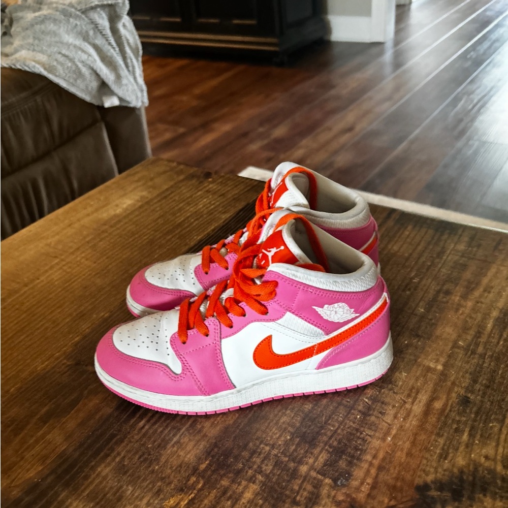 Nike Pink and Orange Athletic Shoes Dynamic Low-Top Design